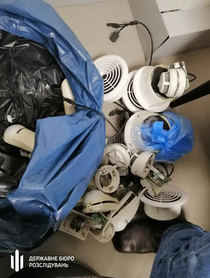 В роздягальні елітного спортклубу Порошенка стежили за відвідувачами (фото)