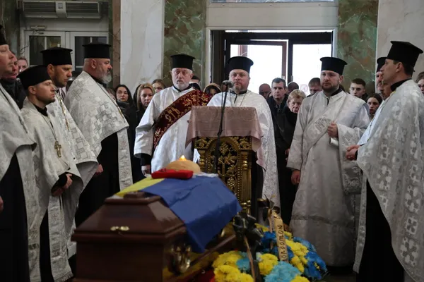 У Луцьку провели в останню дорогу двох Героїв, Євгенія Філяса та Тараса Медведчука (фото)
