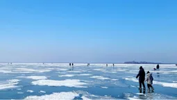 Небо і крига загадково зливаються: як проходять останній дні зими на Світязі (фото)