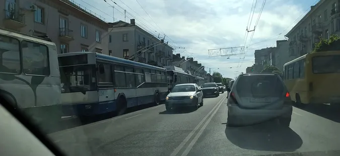На проспекті Волі в Луцьку зупинилися тролейбуси (фотофакт)