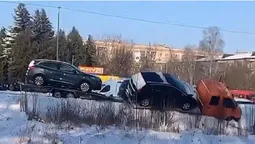 На Волині у кювет злетів автовоз із двома легковиками (відео)