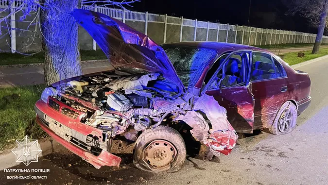 Автівка розбилася вщент: у Луцьку п'яний водій влупився у дерево (фото)