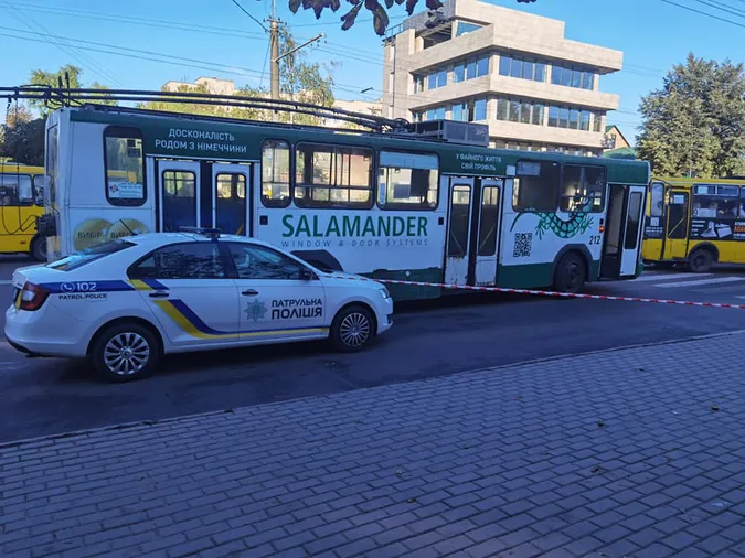 У Луцьку на Відродження автомобіль на зупинці збив чоловіка (фото, відео)