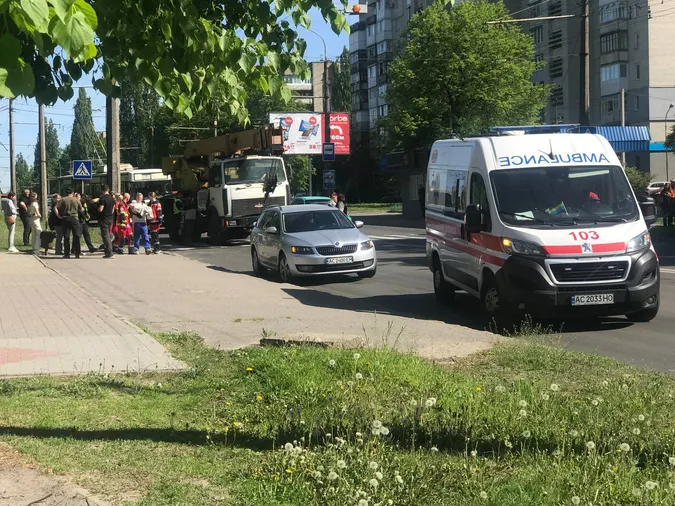У Луцьку на переході вантажівка збила маму з немовлям (фото)