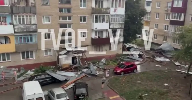 Затопило вулиці і зірвало дах: у Володимирі вирує негода (відео)
