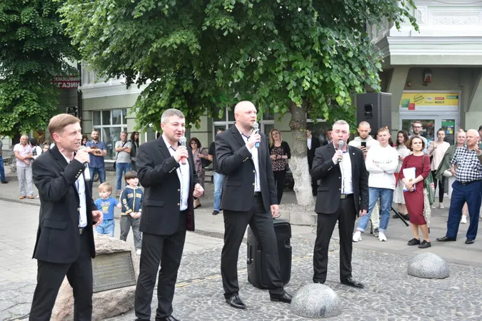 Живі скульптури та оркестр між вогнями: Луцьк провів весну музично й театрально