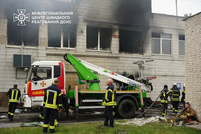 Понад 16 годин приборкували масштабну пожежу на підприємстві в Ромнах (відео)