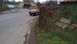 Лучани скаржаться на вузький тротуар через незаконний паркан (фото)
