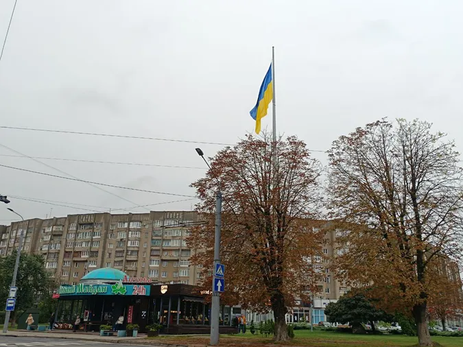 У пам'ять про загиблих захисників Луцьк зупинився в хвилині мовчання (фото)