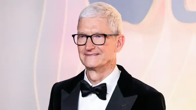 Епоха Тіма Кука завершується: як звичайний менеджер перетворив Apple на найдорожчу імперію