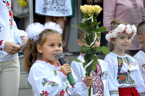 Як у луцькій школі № 1 зустріли першокласників (фото)
