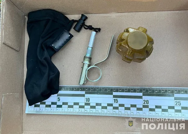 На Волині затримали «бізнесмена», який продавав гранату Ф-1 і запал до неї (фото)