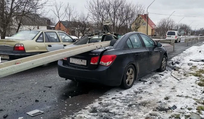 Заснув за кермом: деталі ДТП у Липинах, в якій відбійник наскрізь проштрикнув авто
