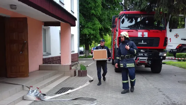«Теракт» у луцькому медколеджі: працівників і студентів евакуювали (фото)