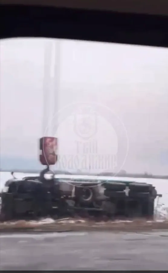 На Волині вантажівку з кювету діставали кранами (фото)