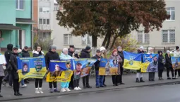 У місті на Волині відбулася мирна акція на підтримку полонених та зниклих безвісти захисників (фото)