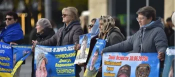 «Не мовчи. Полон вбиває»: у Луцьку рідні захисників нагадали про полонених воїнів (фото)