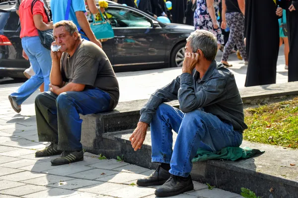Хлопці-косарі, потомившись, повсідалися біля Меморіалу Слави і провожали ходу поглядом