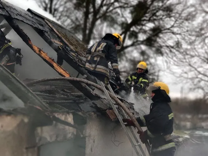 У Боголюбах витягнули з пожежі літнього чоловіка (фото)