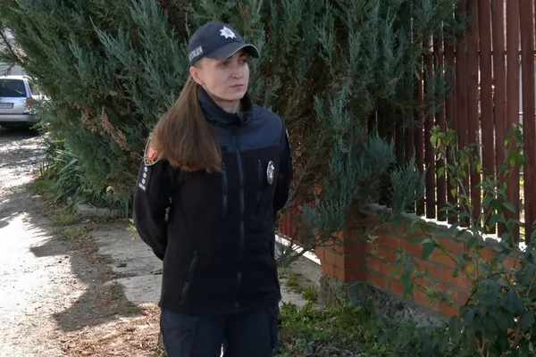Без ремонту понад десять років: у Луцьку в одному з районів мешканці скаржаться на глибокі ями на дорозі (фото, відео)