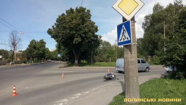 У Луцьку ДТП: зіткнулися мікроавтобус і мотоцикл (фото)