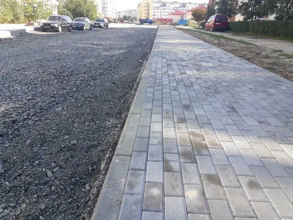 Показали, як у Луцьку ремонтують дорогу біля 27-ї школи (фото)