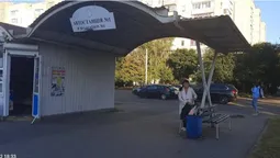 У Луцьку орендарів зобов'язали помити і пофарбувати лавки та урни на зупинках (фото)