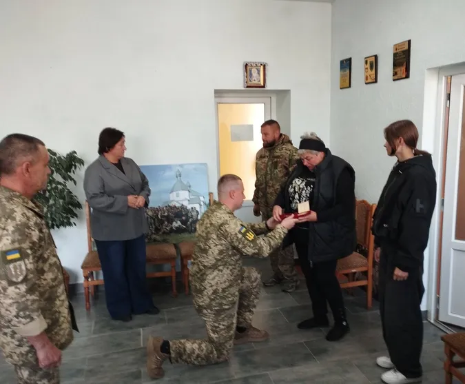 Захищав із часів АТО: на Волині рідним полеглого Героя вручили його орден «За мужність» (фото)