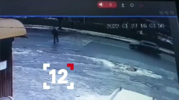 Пішохід, якого на Дубнівській збив та провіз на капоті бус, помер у лікарні