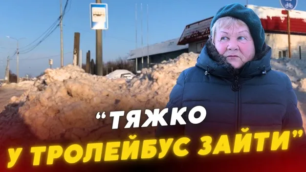 «Велика незручність для пасажирів»: лучани нарікають на нерозчищені від снігу зупинки (відео)