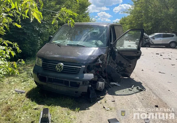 Лоб у лоб: біля Луцька зіткнулися два авто – є постраждалі (фото)