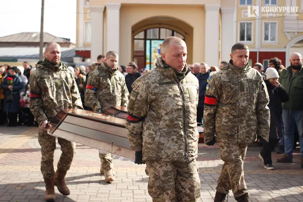У Луцьку попрощалися із Героями, які загинули внаслідок авіаудару по аеродрому (фото)