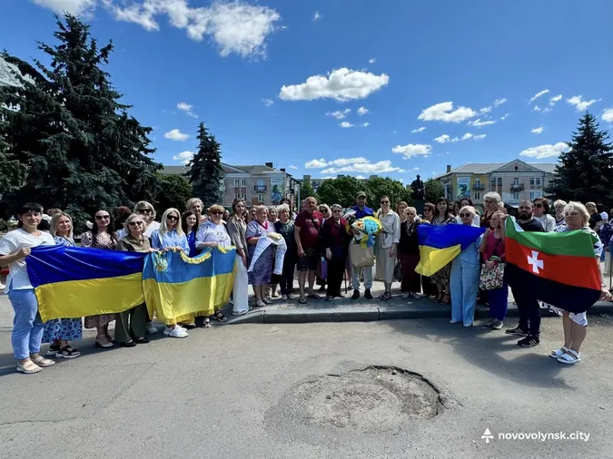Сльози щастя та слова вдячності: у Нововолинську зустріли звільненого з полону Юрія Верхося (фото)