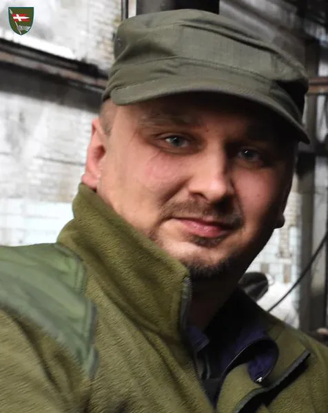 Викладач з Волині пішов у військо і ремонтує трофейну бойову техніку (фото, відео)