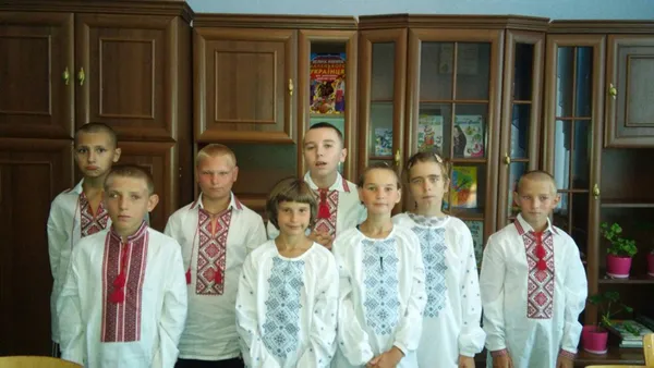 Волинські СБУшники подарували школярам вишиванки (фото)