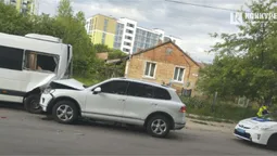 У Луцьку легковик влетів у бус (фото)