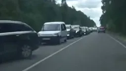 З потеплінням усі ринули до озер: на під'їзді до Світязя – кілометрові затори (відео)