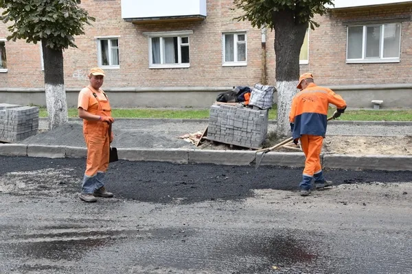 Як у Луцьку ремонтують дороги та прибудинкові території (фото)