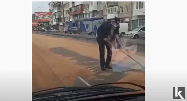 У Луцьку на вулиці Львівській розсипали зерно (відео)