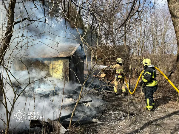 У Луцькому районі через ігри з вогнем до тла згоріла будівля