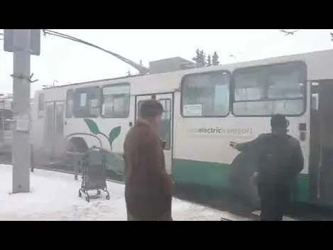 У Луцьку під час руху тролейбуса загорілося колесо: приїхали пожежні машини (фото, відео)