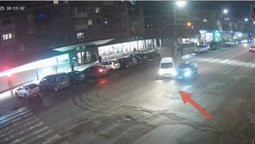 У центрі Луцька на світлофорі зіткнулися Renault і Mazda (відео)