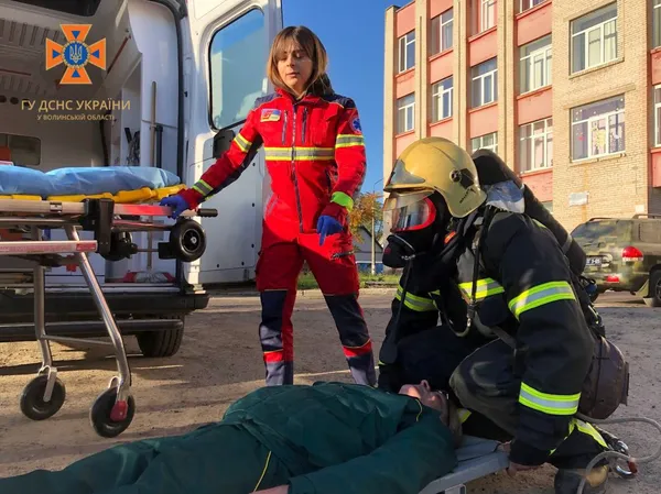 Дії у випадку обстрілів: у Володимирі навчаються рятувальники (фото)