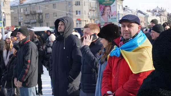 Свято єднання: у Луцьку розгорнули довжелезний стяг у День Соборності (фото, відео)