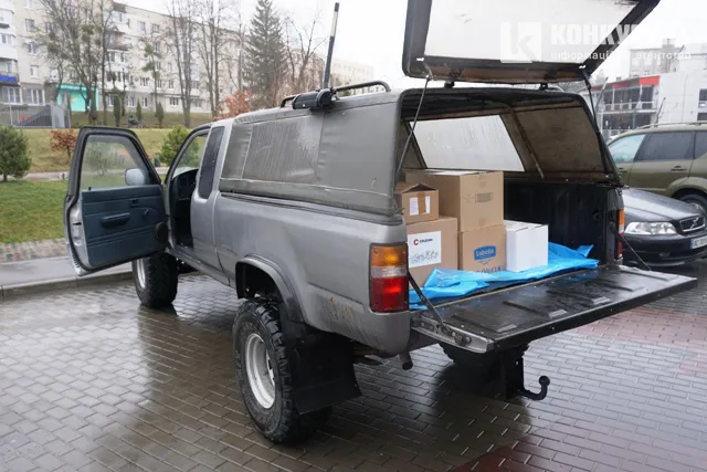 Позашляховик для ЗСУ: у Луцьку волонтери передали авто військовим (фото, відео)