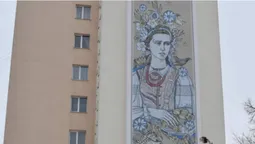 На багатоповерхівці в центрі Луцька – новий банер (фото)