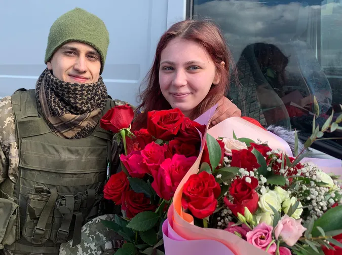 Військовий волинської бригади освідчився коханій посеред війни (фото, відео)