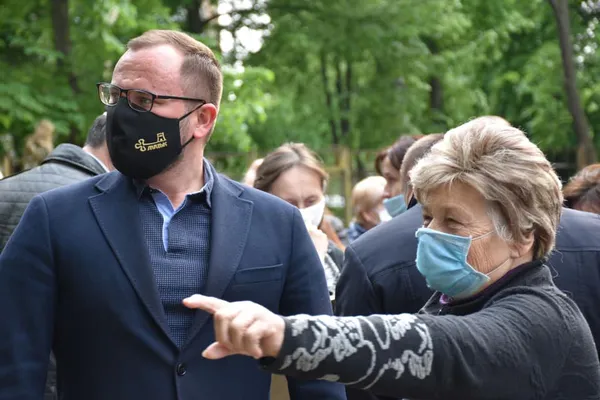 Розширені парковки та  LED-освітлення:  у Луцьку говорили про ремонт двору (фото)
