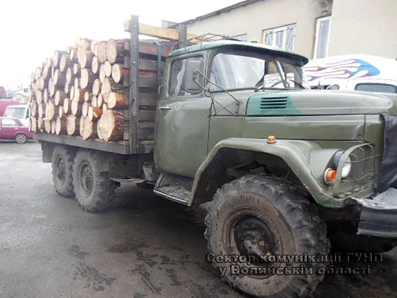 На Волині затримали вантажівку із 8-ма кубами неоформленої деревини