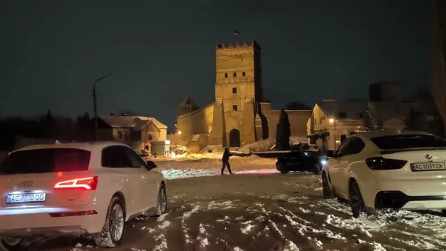 На засніженій площі перед Луцьким замком влаштували дрифт (відео)